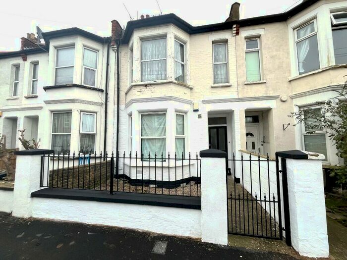 2 Bedroom Flat For Sale In Stromness Road, Southend-On-Sea, Essex, SS2