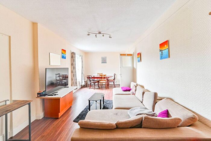 3 Bedroom Flat To Rent In Heath Road, Battersea, London, SW8