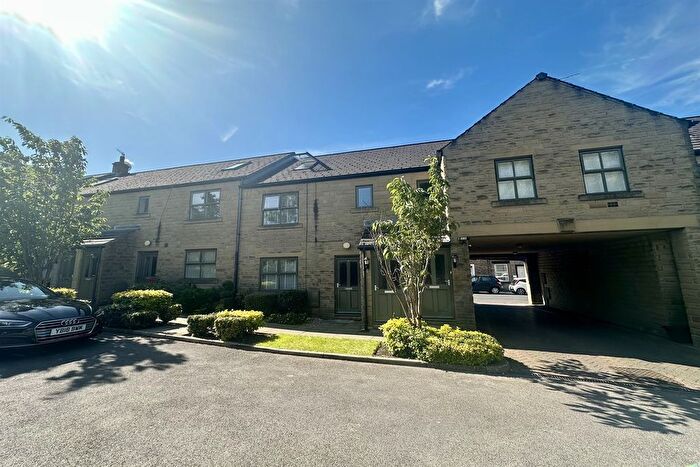 2 Bedroom Flat To Rent In Hayden Court, Glossop, SK13