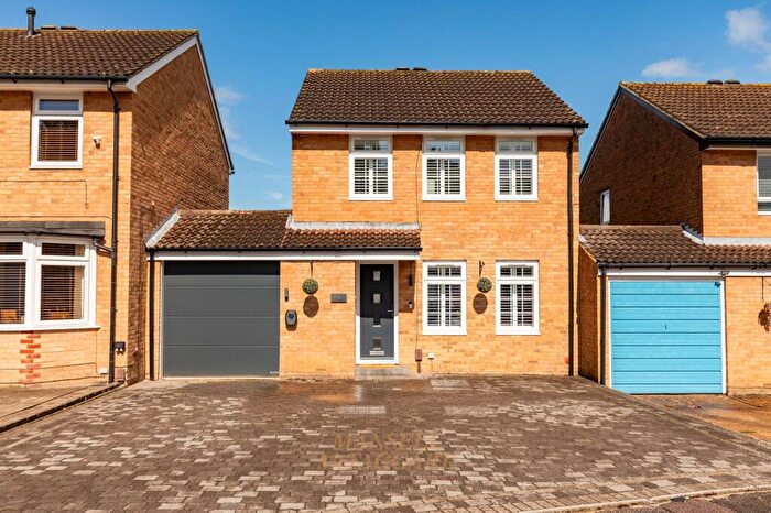 3 Bedroom Link Detached House For Sale In The Canter, Crawley, RH10