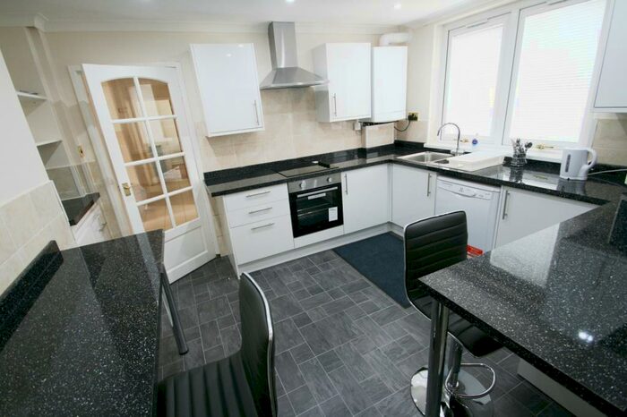3 Bedroom Apartment To Rent In Shield Street, NE2