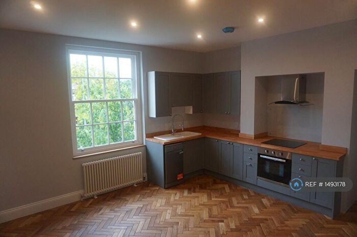 2 Bedroom Flat To Rent In The Grange, Beeston, Nottingham, NG9