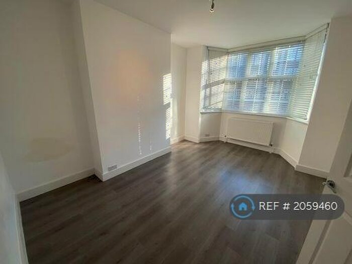 2 Bedroom Flat To Rent In Vivian Mansions, London, NW4