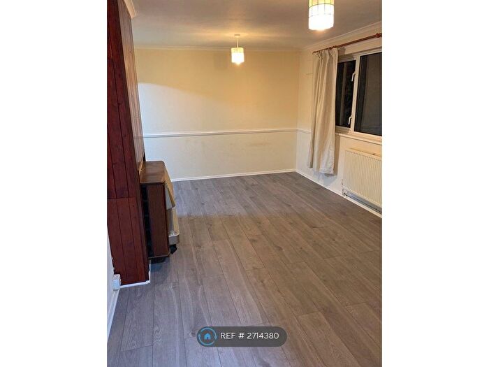 3 Bedroom End Of Terrace House To Rent In Vardon Road, Stevenage, SG1