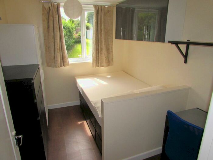 1 Bedroom Semi-Detached House To Rent In Bed Student Home - Somner Close, CT2