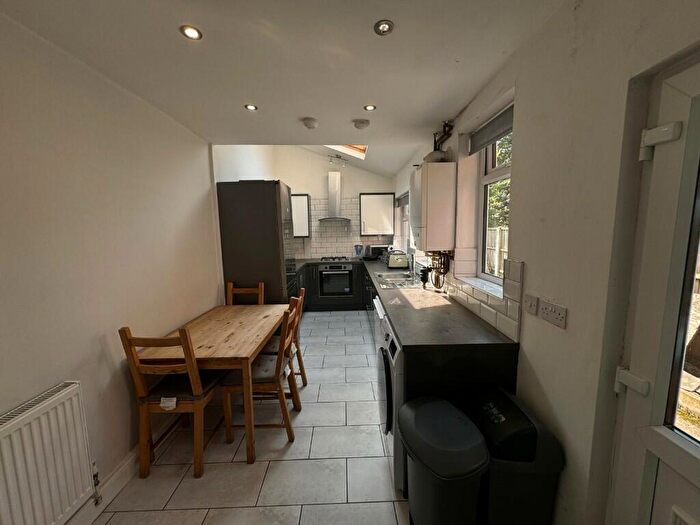 5 Bedroom Semi-Detached House To Rent In Cycle Road, Nottingham, Nottinghamshire, NG7