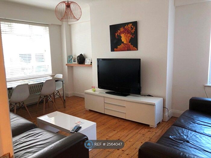 2 Bedroom Flat To Rent In Woodlands Way, London, SW15