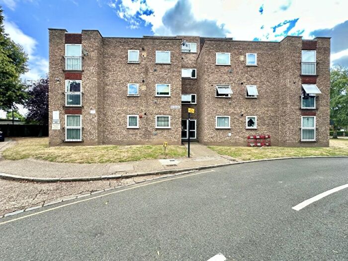 2 Bedroom Flat To Rent In Highlands Close, Hounslow, TW3