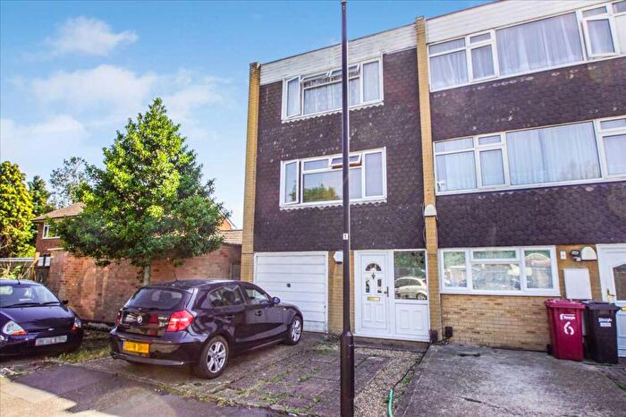 3 Bedroom End Of Terrace House For Sale In Blacksmiths Row, Langley, SL3