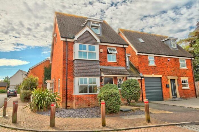 4 Bedroom Link Detached House To Rent In Grange Road, Gillingham, ME7