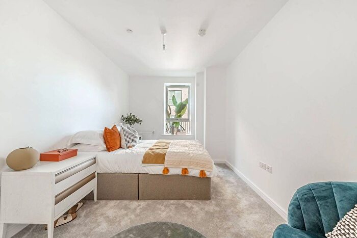 2 Bedroom Flat For Sale In South Oxhey Central, Watford, WD19