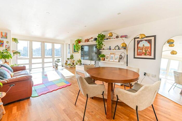 2 Bedroom Flat To Rent In St Davids Square, Canary Wharf, London, E14