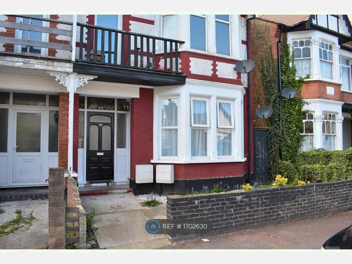 2 Bedroom Flat To Rent In Ramuz Drive, Westcliff-On-Sea, SS0