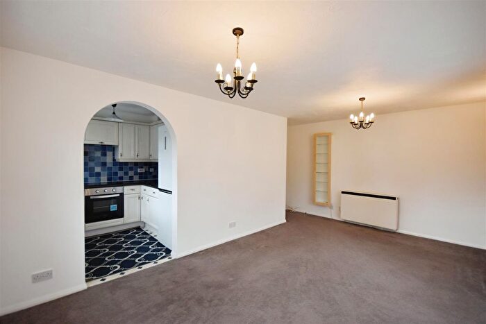 2 Bedroom Flat To Rent In Catherine House, Isleworth, TW7