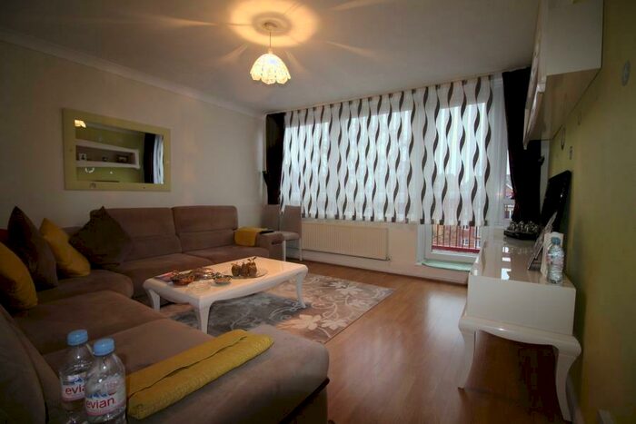 2 Bedroom Flat To Rent In Reedham Close, Tottenham Hale, N17