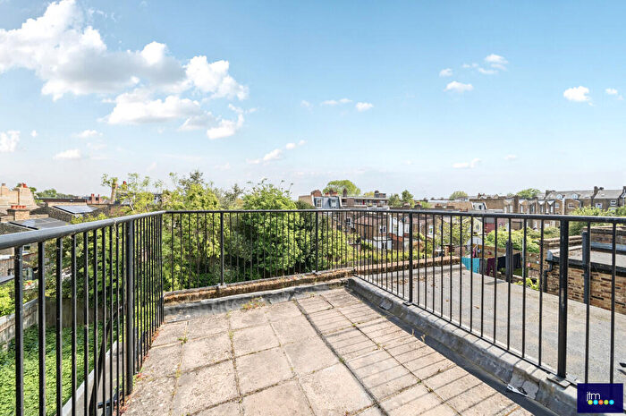 3 Bedroom Apartment For Sale In Davenant Road, N19