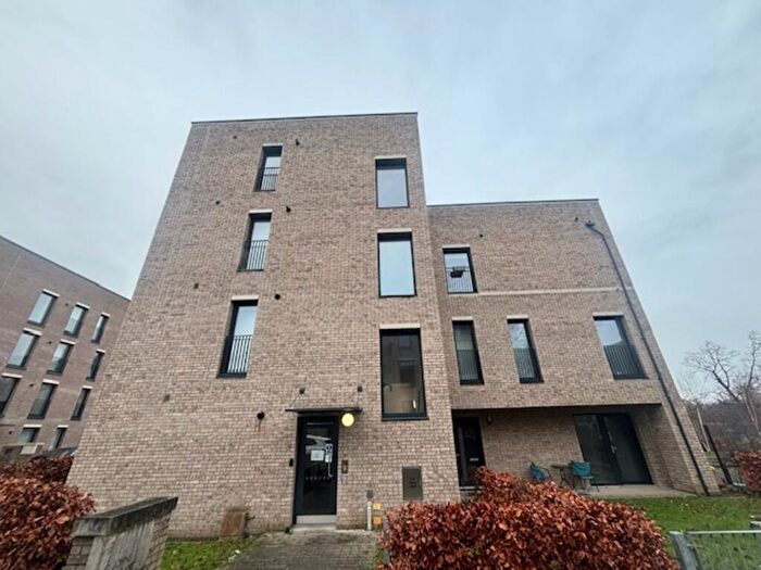 1 Bedroom Apartment To Rent In St. Johns Quadrant, Pollokshields, G41