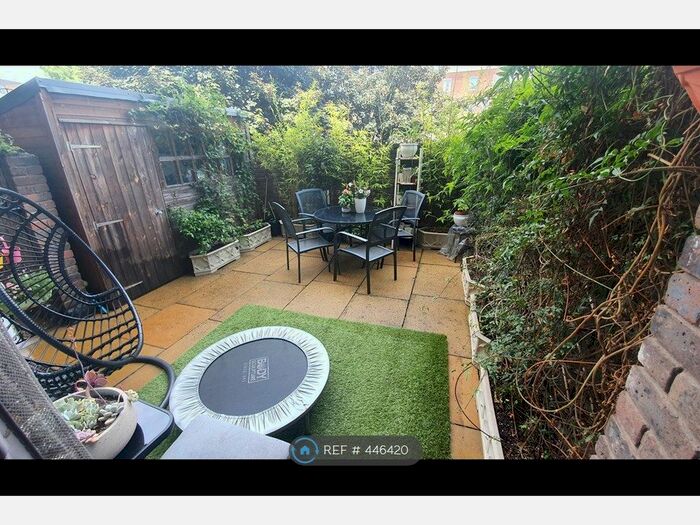 3 Bedroom Flat To Rent In Moorgreen House, London, EC1V