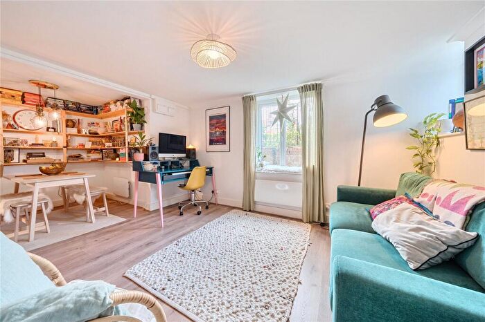 1 Bedroom Apartment For Sale In Holmesdale Road, London, SE25