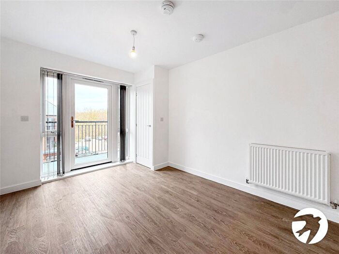 2 Bedroom Flat To Rent In Batesford Close, Kings Hill, West Malling, Kent, ME19