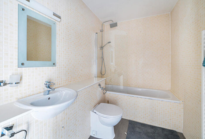 2 Bedroom Apartment For Sale In Sherborne Street, Cheltenham, Gloucestershire, GL52