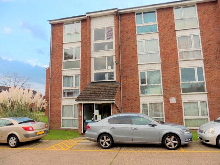 1 Bedroom Flat To Rent In Dellow Close, Ilford, IG2