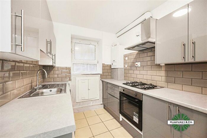 3 Bedroom Flat To Rent In Pinchin Street, E1