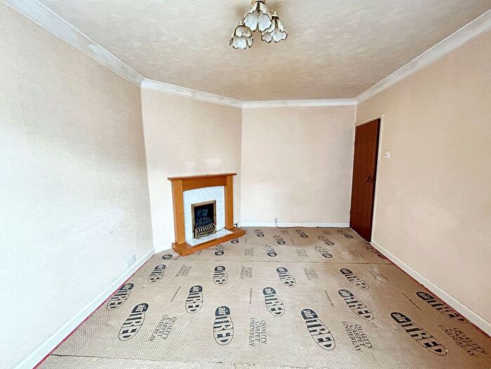 3 Bedroom Semi-Detached House For Sale In Whinfield Road, Dibden Purlieu, SO45