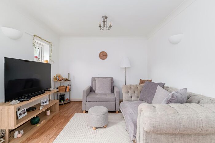 2 Bedroom Flat To Rent In Wharf View Court, E14