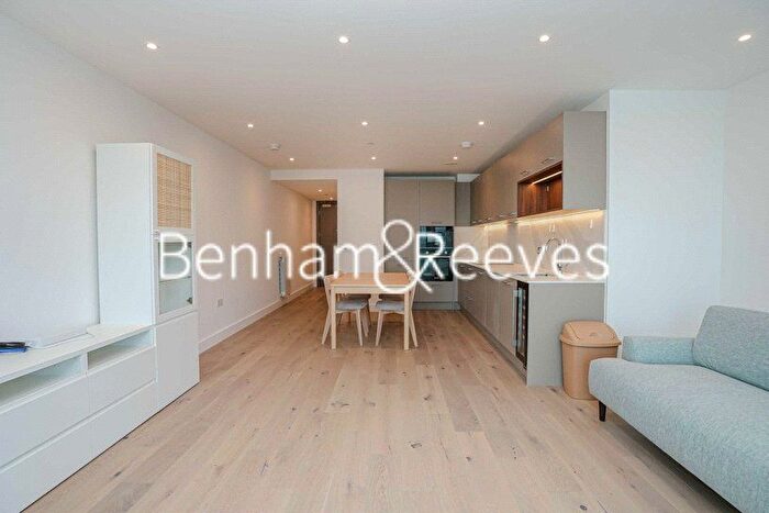3 Bedroom Flat To Rent In Brigadier Walk, London, SE18