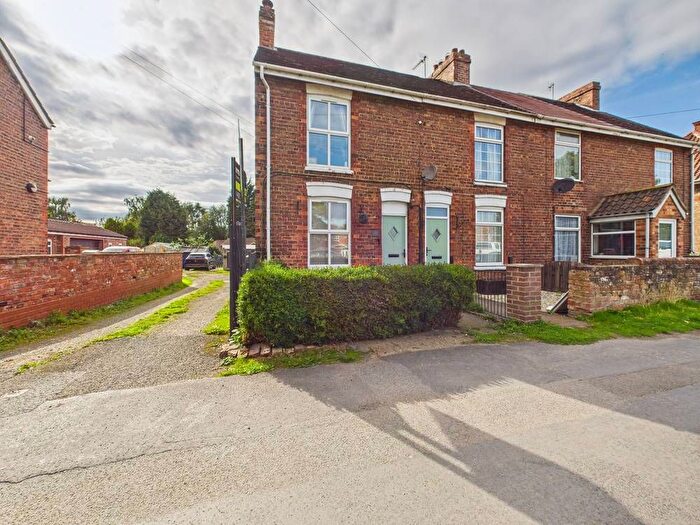 2 Bedroom End Of Terrace House For Sale In Canal Side West, Newport, HU15