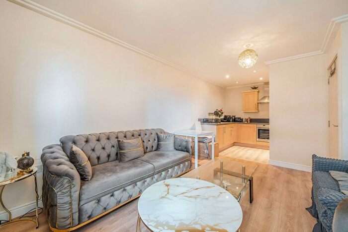 1 Bedroom Flat To Rent In Trentham Court, North Acton, London, W3