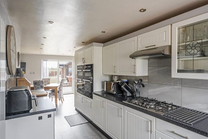 5 Bedroom Semi-Detached House For Sale In Woolshots Road, Wickford, SS12