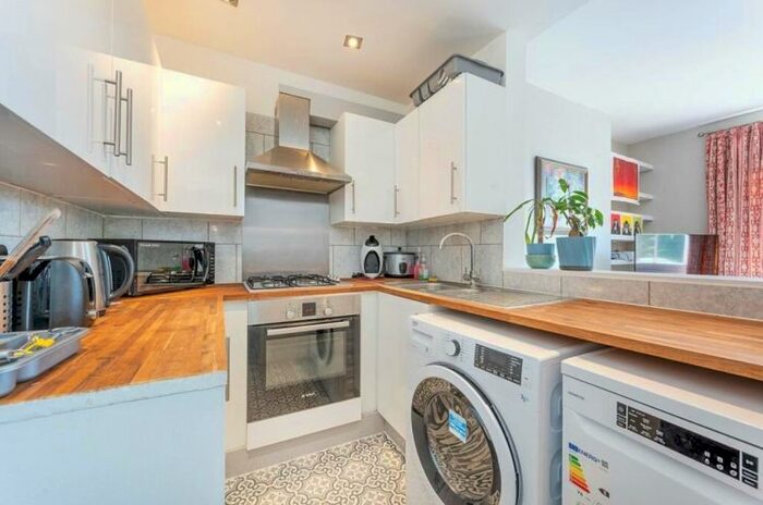 2 Bedroom Flat To Rent In Coningham Road, London, W12