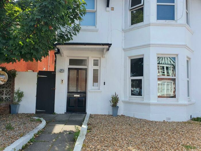 3 Bedroom Flat To Rent In Bedroom First Floor Flat In Winton, BH3