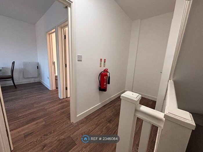 2 Bedroom Flat To Rent In Deansbrook Road, Edgware, HA8