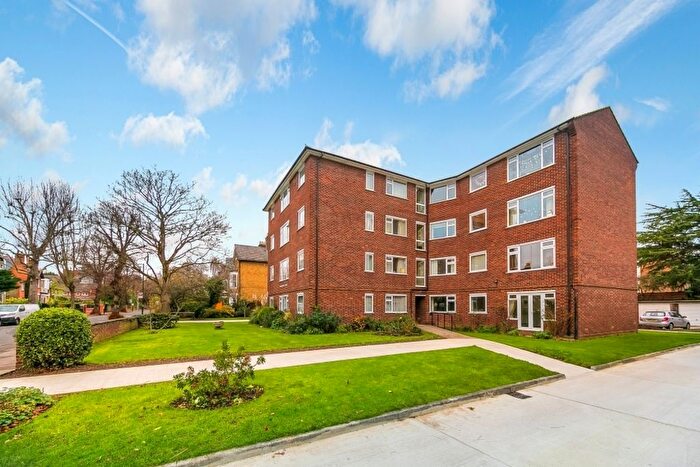 3 Bedroom Flat For Sale In Broadlands Court, Kew, TW9
