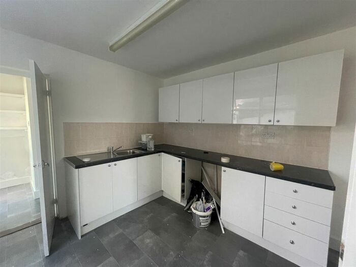 Terraced House To Rent In Church Road, Erith, DA8