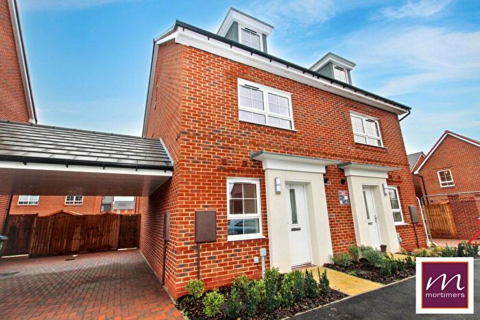 4 Bedroom Semi-Detached House To Rent In Mooring Street, Aylesbury, HP22
