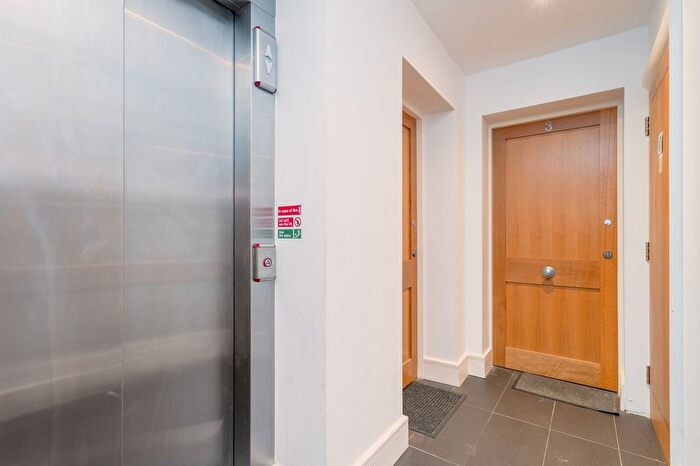 2 Bedroom Flat To Rent In Albury Road, Guildford, Surrey, GU1