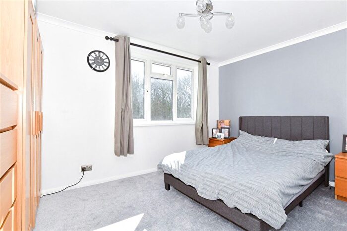 2 Bedroom Flat For Sale In Sandling Lane, Penenden Heath, Maidstone, Kent, ME14