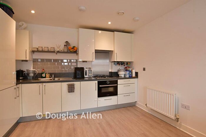 1 Bedroom Apartment For Sale In Spring Gardens, Romford, Essex, RM7