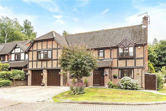 5 Bedroom Detached House For Sale In Catesby Gardens, Yateley, GU46