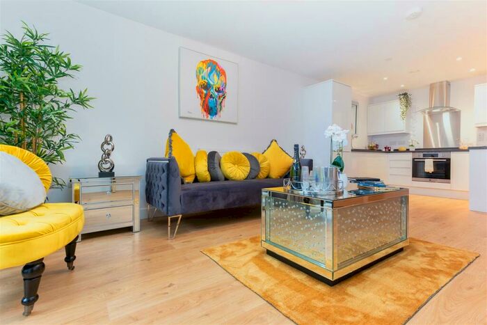 1 Bedroom Flat To Rent In Marketfield Way, Redhill, RH1