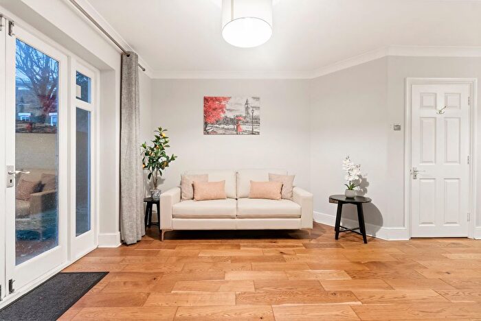 3 Bedroom Mews To Rent In Cottesloe Mews, Waterloo, SE1