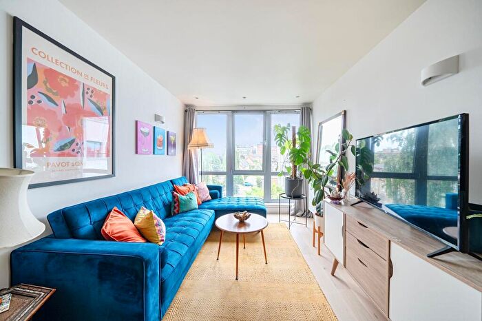 2 Bedroom Flat For Sale In Elthorne Road, Kinver House, N19