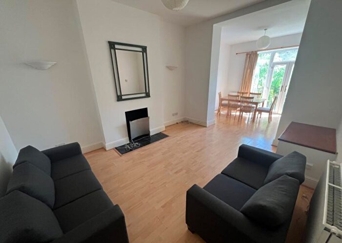 3 Bedroom Flat For Sale In Flat B Falcon Road, London, SW11
