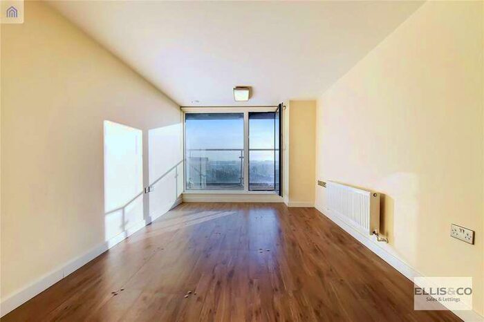 2 Bedroom Flat To Rent In The Green, Southall UB2