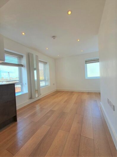 1 Bedroom Flat To Rent In Oakmere Lane, Potters Bar, EN6