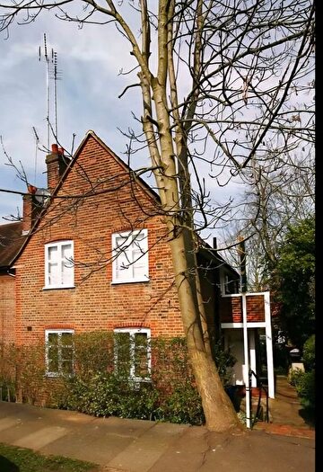 2 Bedroom Flat To Rent In Accommodation Road, London, NW11